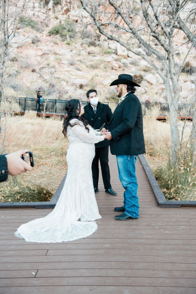 Angel-Alexis-Real-Wedding-at-Red-Rock-Canyon-Red-Spring-Boardwalk-01
