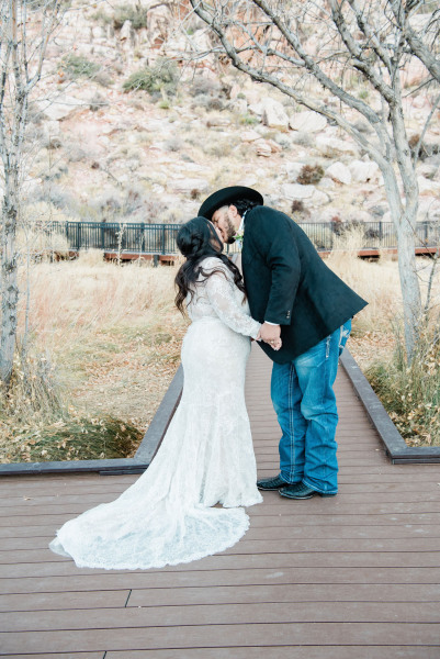 Angel-Alexis-Real-Wedding-at-Red-Rock-Canyon-Red-Spring-Boardwalk-02