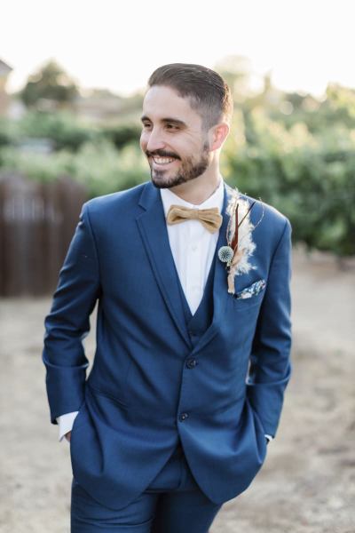 Close up of groom's white boutonnière.