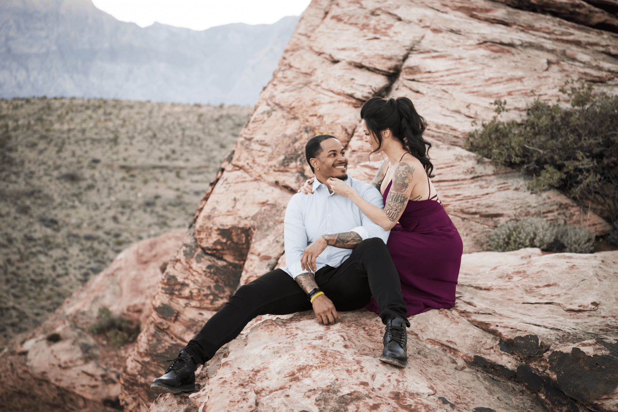 What to wear for engagement photos: a couple in complimentary solid colors.